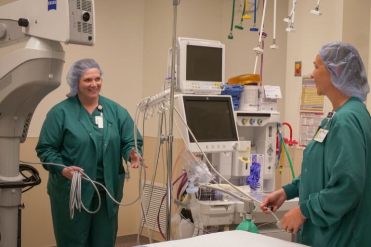 A team at the Mt. Pleasant Ambulatory Surgery Center prepares an Operating Room. (Photo: Gabrielle Haiderer/Epicenter)