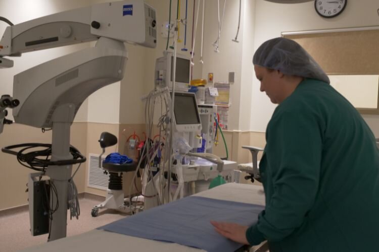 A surgical technician prepares an Operating Room at the Mt. Pleasant Ambulatory Surgery Center. (Photo: Gabrielle Haiderer/Epicenter)