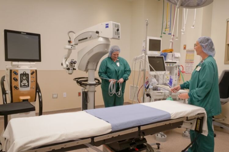 A team at the Mt. Pleasant Ambulatory Surgery Center prepares an Operating Room. (Photo: Gabrielle Haiderer/Epicenter)