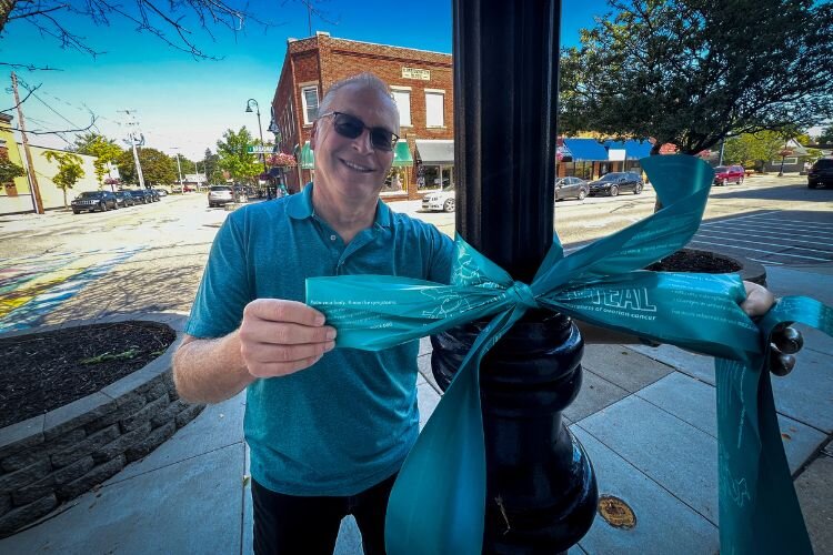 Volunteer Mark Brooks participated in the Tie Michigan Teal campaign in downtown Mt. Pleasant on Sept. 1, 2023. (Courtney Jerome / Epicenter Mt. Pleasant)