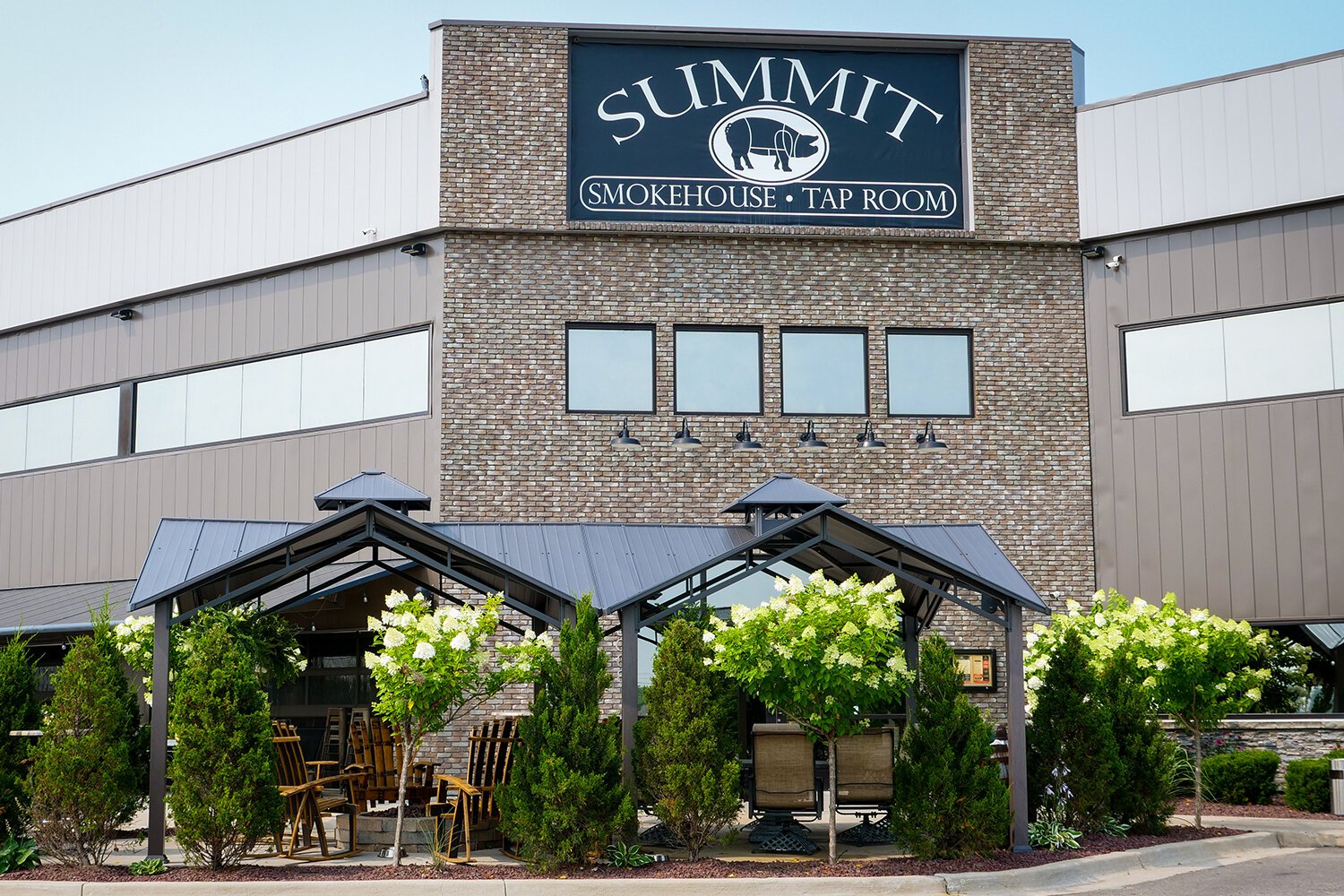 Summit Smokehouse & Tap Room updated its outdoor seating area, elevating its aesthetic to “beer garden vibes” with pergolas, handcrafted chairs, colorful landscaping, and new awnings. (Photo: Courtney Jerome/Epicenter)