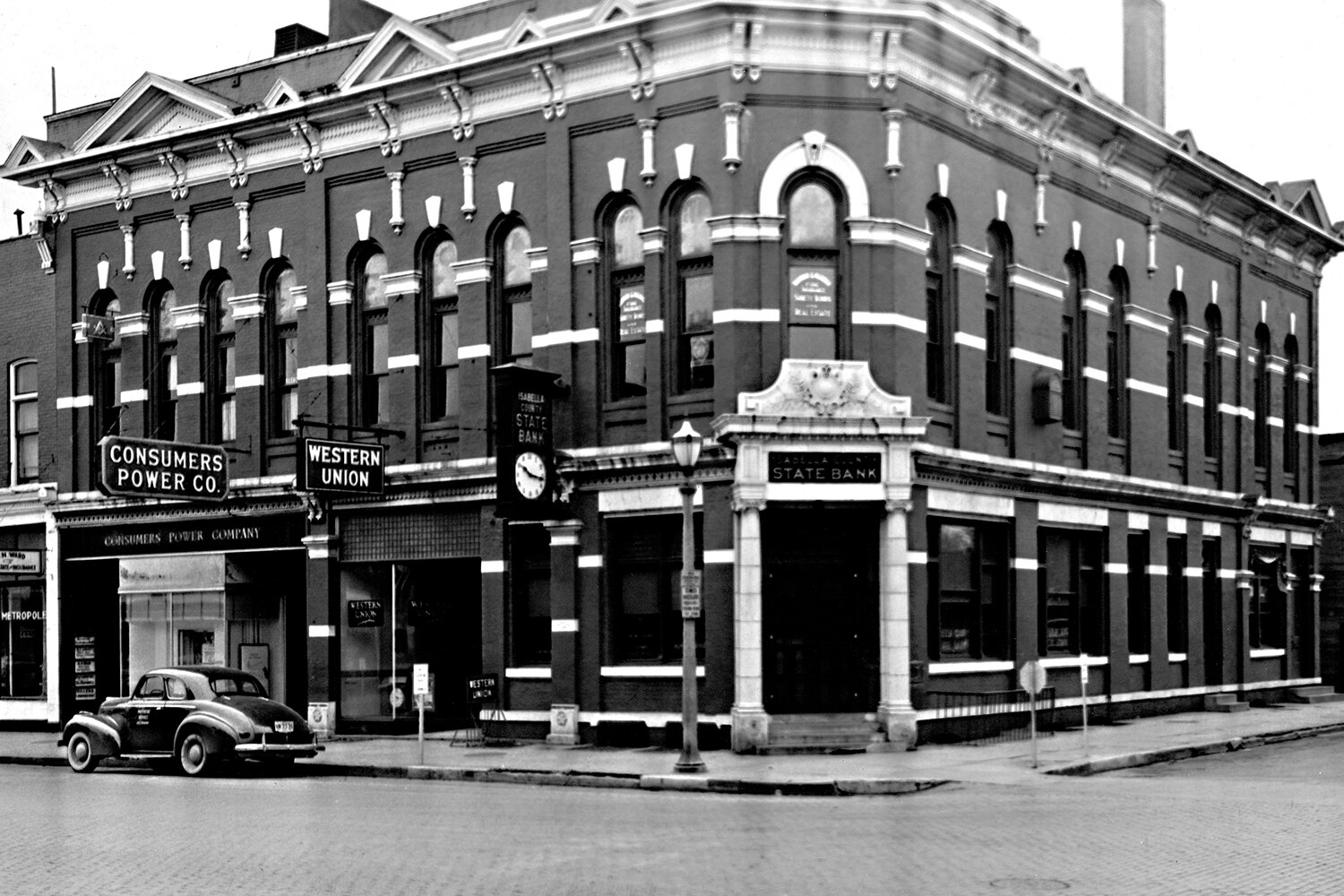 A historical image of Isabella Bank’s original branch in the 1900s, located at E. Broadway in Downtown Mt. Pleasant. (Photo courtesy of Isabella Bank)