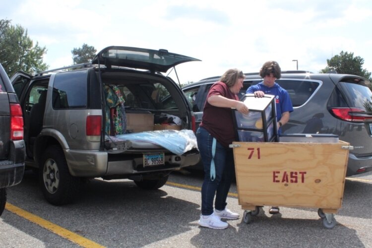 Hunter Christian, at right, a sophomore studying exercise and kinesiology, gets some help from family while moving into his hall after a six-hour drive from Illinois. 