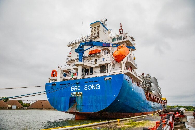 The stevedores can unload about five blades in an hour. When the BBC Song arrived recently, it held 39 blades.