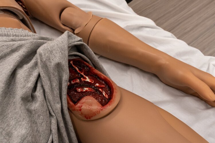 The IPEP Center's trauma dummy has a wound located on its left upper thigh. 